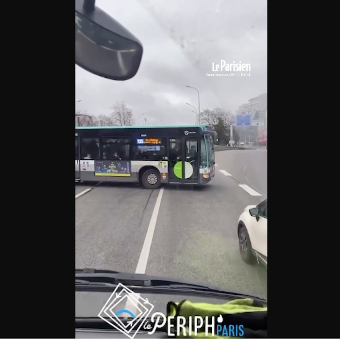 Un bus rempli de passagers fait demi-tour sur le périphérique à Paris